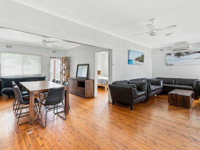 Spacious 3 Bedroom Home – Walk to the Entrance North Beach