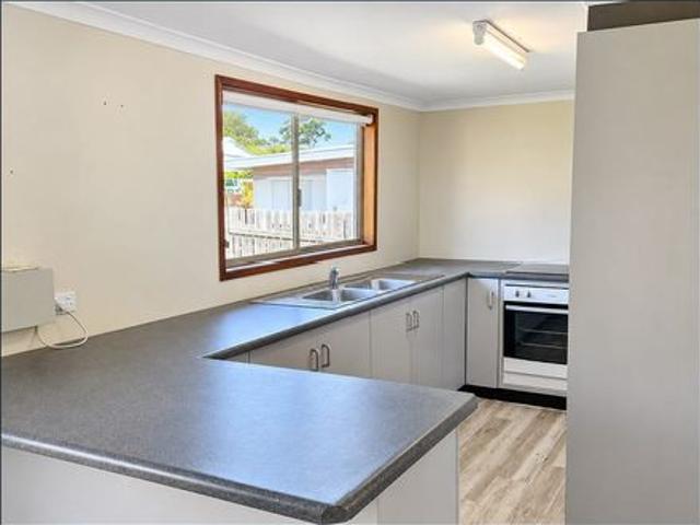 Spacious 3 Bedroom Home with Massive 3 Bay Shed in Popular Centenary Heights!