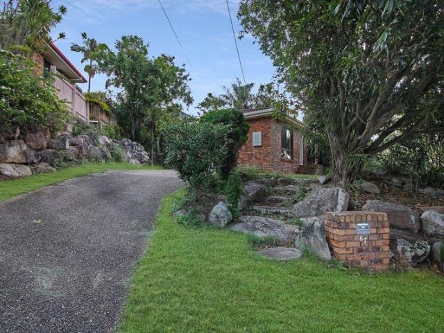 SPACIOUS 3 BEDROOM HOME WITH AIR CON & HUGE BACKYARD!