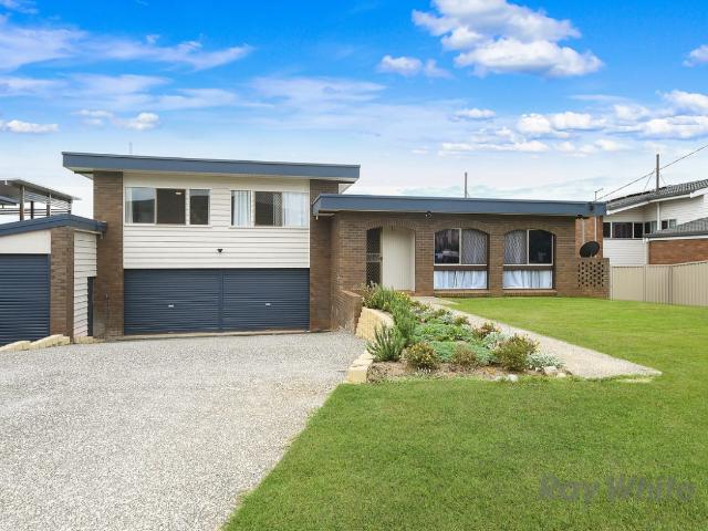 Spacious 3 Bedroom Home with Air Conditioning & Pool