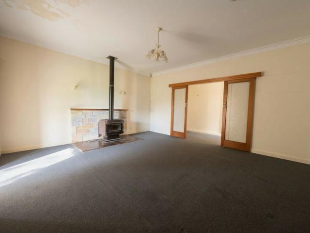 Spacious 3 Bedroom Home with Expansive Shedding & Extensive Off Road Parking