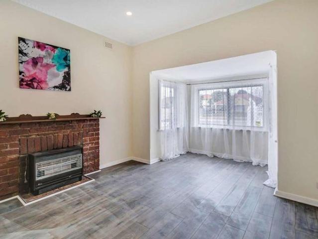 SPACIOUS 3 BEDROOM HOME WITH FLEXIBLE LIVING & HUGE BACKYARD