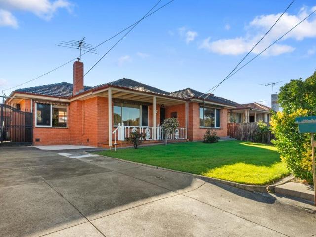 Spacious 3 Bedroom Home with Generous Backyard in Hadfield