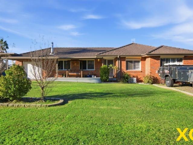 Spacious 3 Bedroom Home with Large Shed & Solar