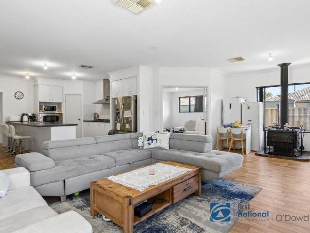 Spacious 3 Bedroom Home With Theatre/4th Bedroom