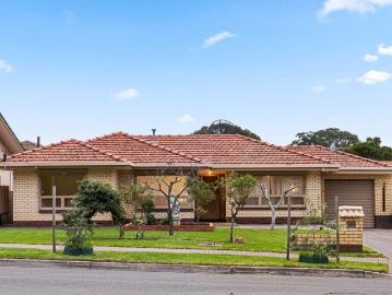 Spacious 3 Bedroom Home, a 10 Minute Walk to Firle Plaza