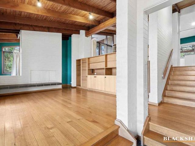 Spacious 3 Bedroom Home Backing Cooleman Ridge – Perfect Blend.