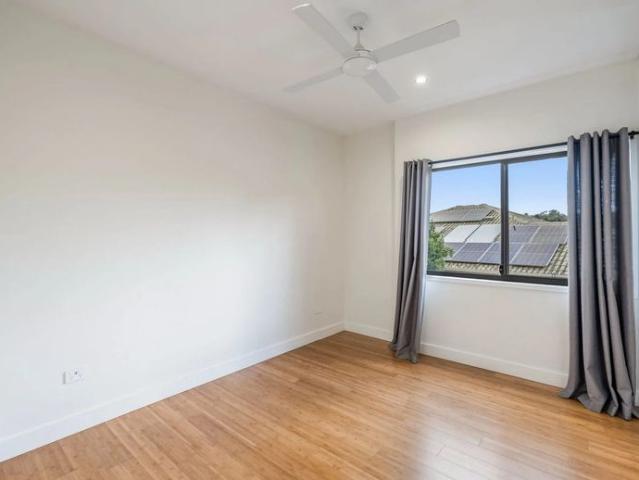 Spacious 3 Bedroom Home in Banora Point – Water Included!