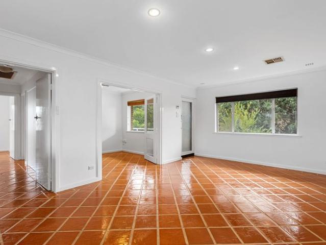 SPACIOUS 3 BEDROOM HOME IN CONVENIENT NEDLANDS LOCATION