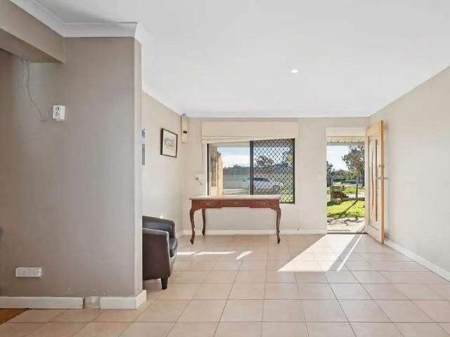 Spacious 3 Bedroom Home in Middle Swan