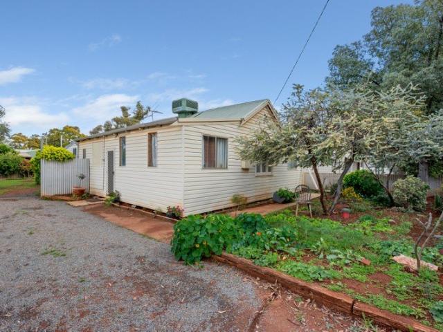 Spacious 3 Bedroom Home, Located on a Huge 967sqm Block and Across From Kalgoorlie's Best Park!
