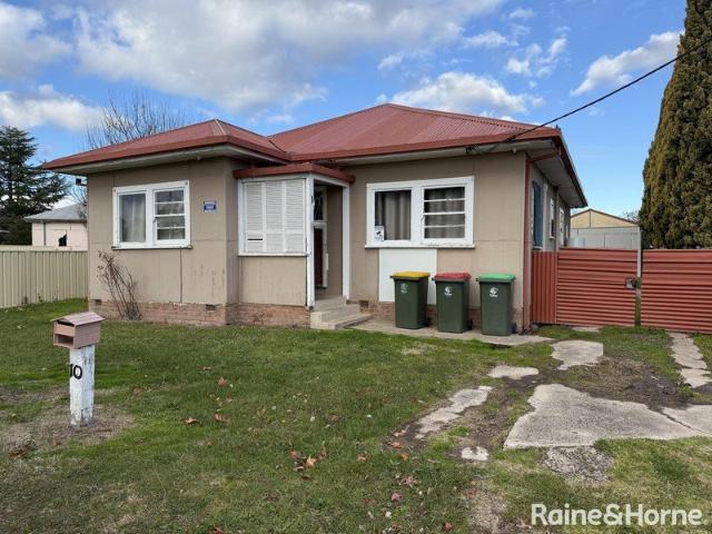 Spacious 3 bedroom home located close to schools & local Tavern