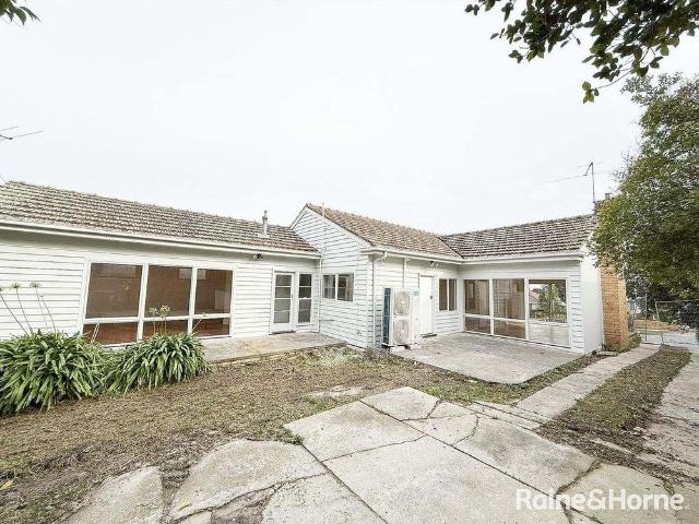 Spacious 3 Bedroom Home near Deakin University!