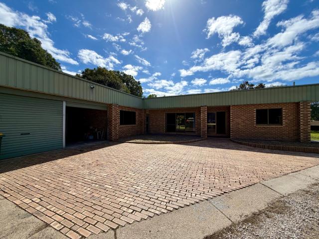 SPACIOUS 3 BEDROOM HOME ON ACREGAGE LIVING WITH VERSATILE ANNEX