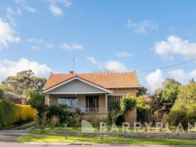 Spacious 3 Bedroom Home + Studio/Office/4th Bedroom in Prime Eltham Location