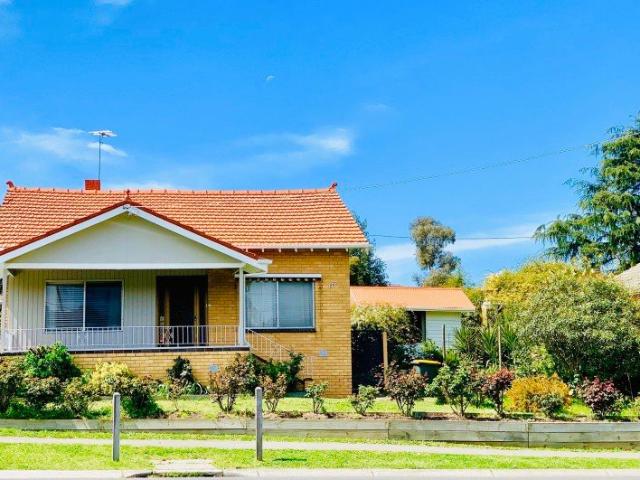 Spacious 3 Bedroom Home + Studio/Office/4th Bedroom in Prime Eltham Location