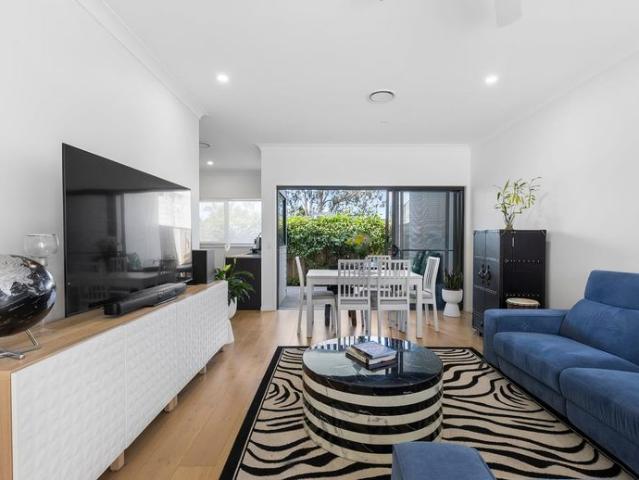 Spacious 3 Bedroom Haven in the Heart of Hope Island A Perfect Blend of Comfort and Convenience!