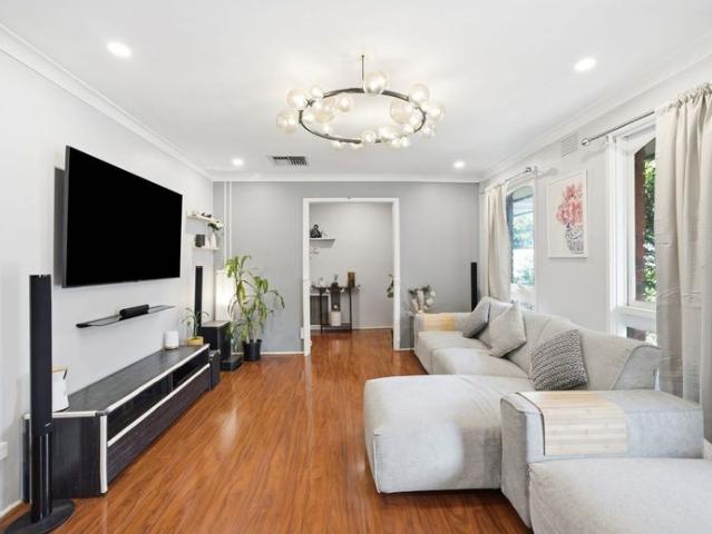 Spacious 3 Bedroom Living with Outstanding Outdoor Deck & Prime Bayswater Location!