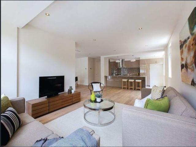 Spacious 3 bedroom luxury apartment on Scotch Hilla