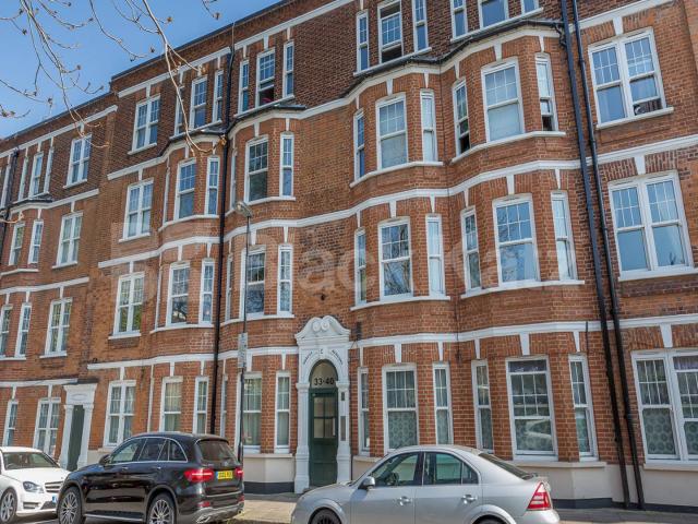 Spacious 3 bedroom property located within a mansion block