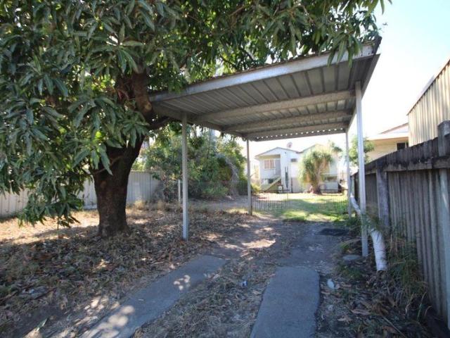 SPACIOUS 3 BEDROOM QUEENSLANDER. BACK LANE ACCESS. 506m2 Allotment. OFFERS OVER $399,000