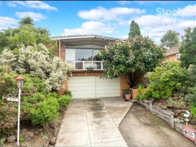 Spacious 3 Bedroom Rental with Parking Convenience in Oak Park