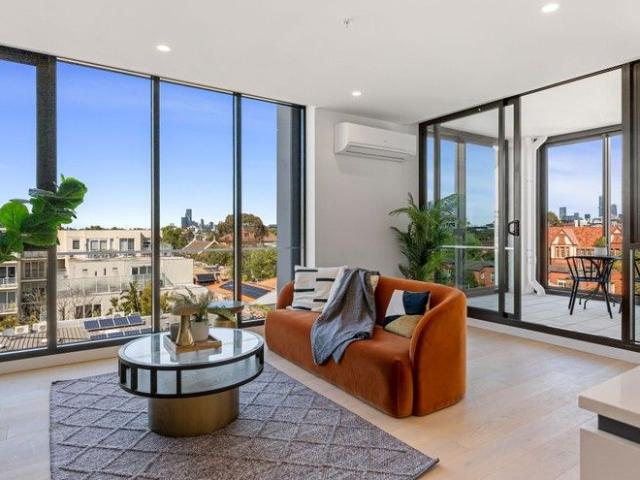 Spacious 3 bedroom Residence with expansive view