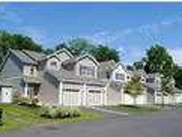 Spacious 3 Bedroom Townhouse! Attached Garage