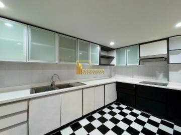 Spacious 3 Bedroom Townhouse For Rent in Phloen Chit BR49053TH
