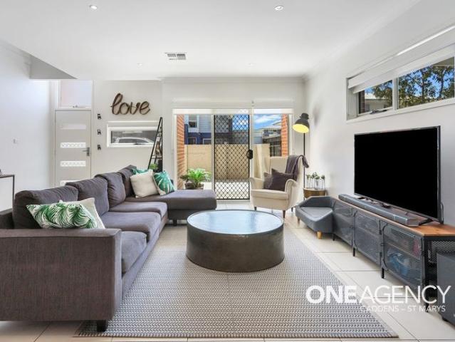 SPACIOUS 3 BEDROOM TOWNHOUSE IN CLAREMONT MEADOWS!