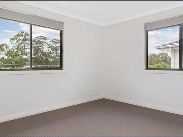 Spacious 3 Bedroom Townhouse in Prime Jamison Park Location!