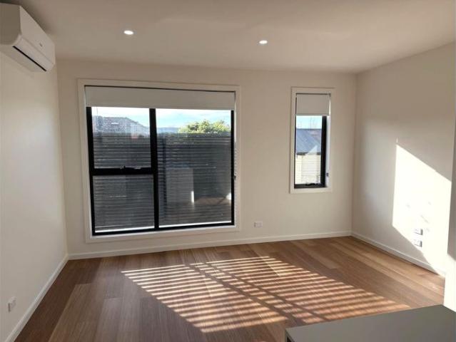 'Spacious 3 Bedroom Townhouse Living in the Heart of Oak Park' For Lease
