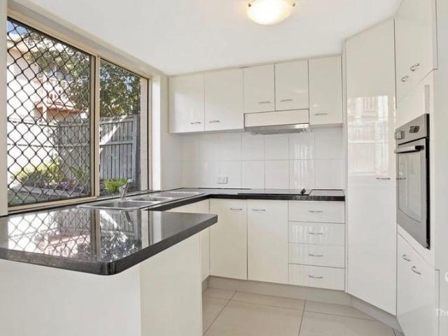 Spacious 3 Bedroom Townhouse – Pool, Tennis Court & Water Included