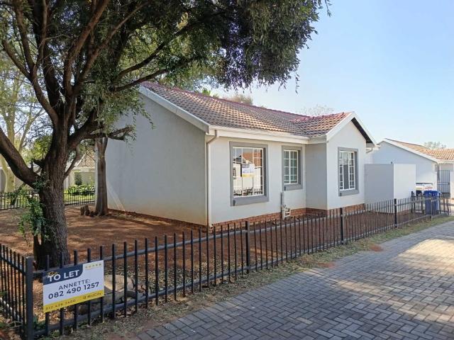 Spacious 3 Bedroom Townhouse To Let in Amble View, Hartbeeshoek, Akasia | R9,010