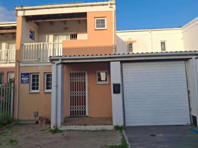 Spacious 3 bedroom townhouse to rent in Aliwal Gardens, Ruyterwacht