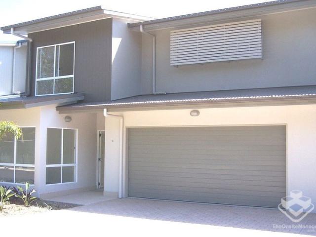 SPACIOUS 3 BEDROOM TOWNHOUSE WALKING DISTANCE TO BEACH