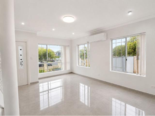 Spacious 3 Bedroom Townhouse with Air Conditioning & Covered Alfresco
