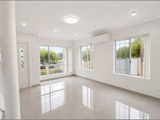 Spacious 3 Bedroom Townhouse with Air Conditioning & Covered Alfresco