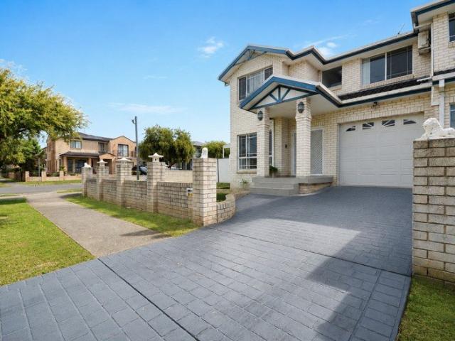 Spacious 3 Bedroom Townhouse with Air Conditioning & Covered Alfresco