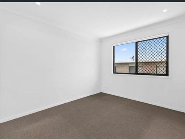 SPACIOUS 3 BEDROOM TOWNHOUSE WITH AIR CONDITIONING & GARAGE IN CONVENIENT DOOLANDELLA LOCATION