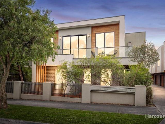 Spacious 3 Bedroom Townhouse with Double Garage