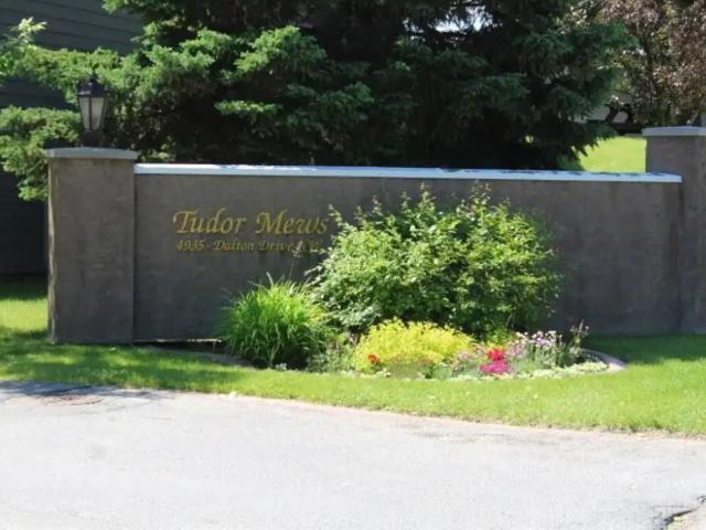 Spacious 3 Bedroom Townhouse with Furnished Basement & Green Space – Dalhousie — 3 Bedrooms+ Den Townhouse