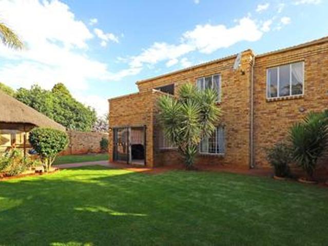 spacious 3 bedroom townhouse with la.
