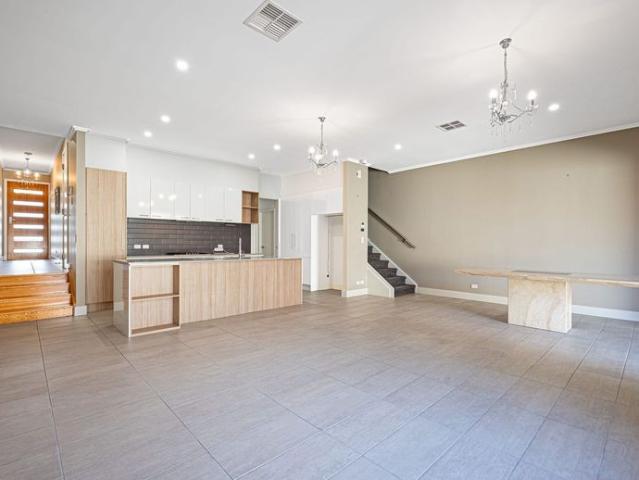 Spacious 3 Bedroom Townhouse with Solar, Tesla Powerwall & Everything at Your Doorstep