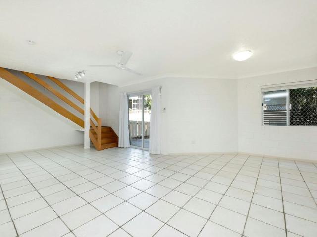 Spacious 3 Bedroom Townhouse with Pool Access and Airport Convenience
