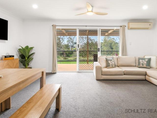 Spacious 3 Bedroom Townhouse With Water Views In A Great Location