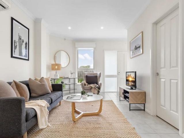 SPACIOUS 3 BEDROOM TOWNHOUSE!