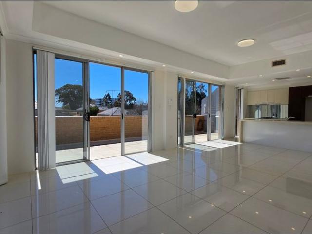 Spacious 3 Bedroom Top Floor Apartment with Expansive North Facing Terrace