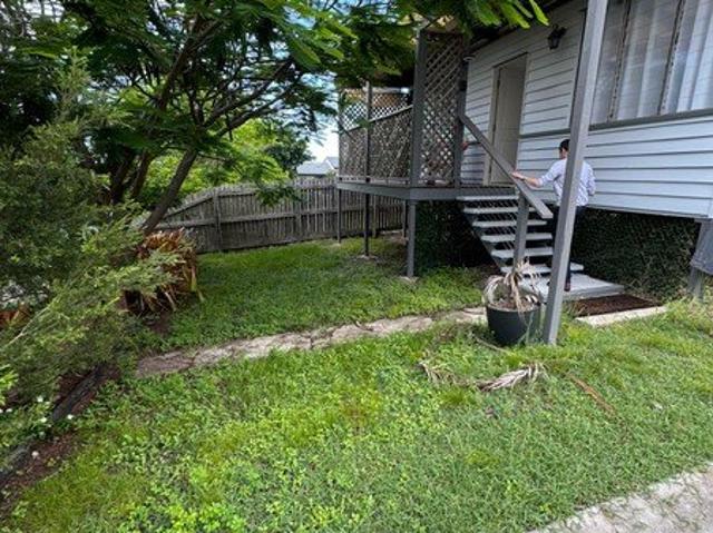 Spacious 3 Bedroom unfurnished Home with Multiple Living Areas in South Gladstone