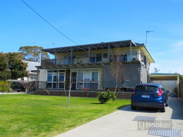 Spacious 3 Bedroom Unit with Lake Views